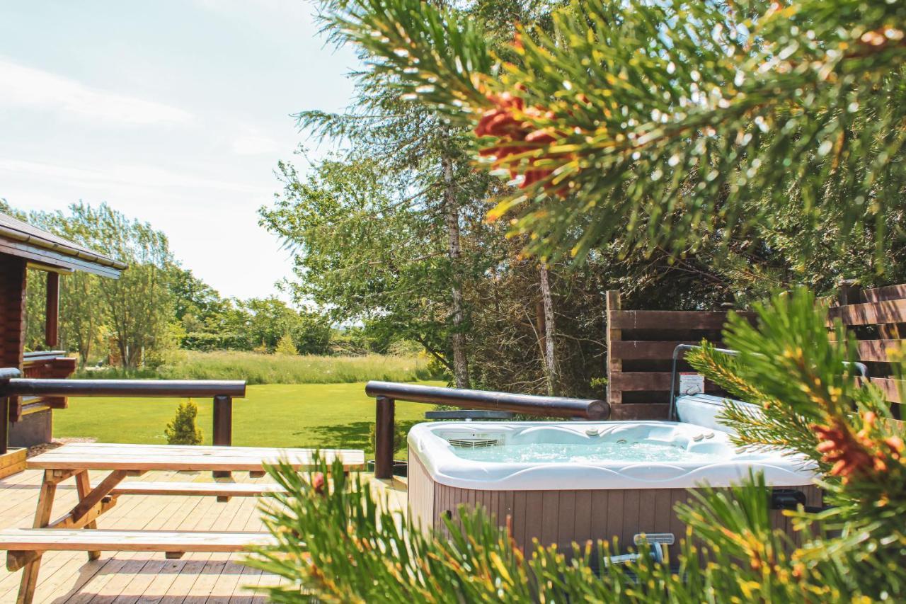 Tomatin - Luxury Two Bedroom Log Cabin With Hot Tub Berwick Upon Tweed Extérieur photo